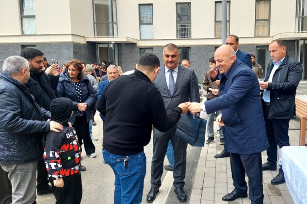 Füzuli şəhərinə köçən növbəti 21 ailəyə evlərinin açarları təqdim olunub